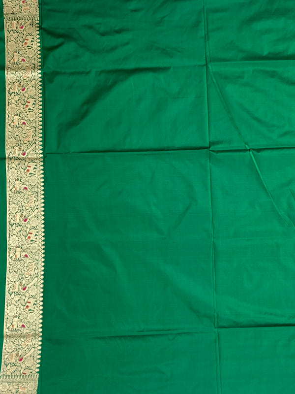 Exquisite Emerald Green Pichwai Motif Banarasi Silk Saree with Jharokha Pallu